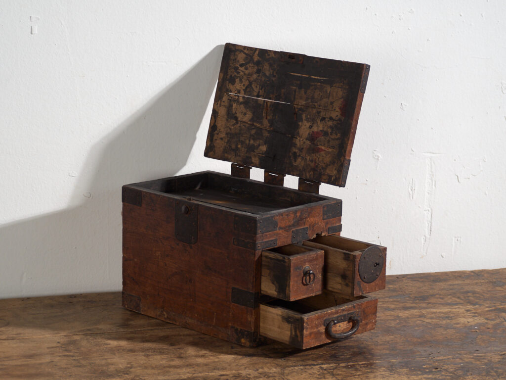 Caja Japonesa Antigua con Cajones y Herrajes de Hierro – Tansu Portátil – Periodo Meiji–Taishō (c.1880–1920)