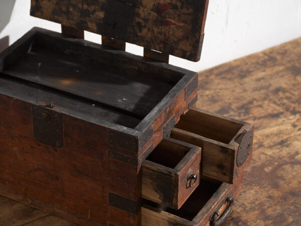 Coffret Japonais Ancien avec Tiroirs et Ferronnerie – Tansu Portable – Période Meiji–Taishō (c.1880–1920)