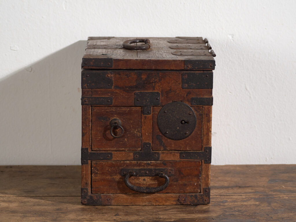 Caja Japonesa Antigua con Cajones y Herrajes de Hierro – Tansu Portátil – Periodo Meiji–Taishō (c.1880–1920)