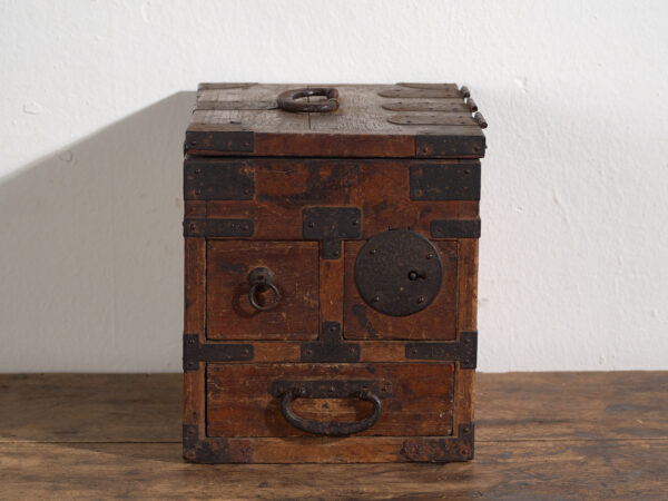 Coffret Japonais Ancien avec Tiroirs et Ferronnerie – Tansu Portable – Période Meiji–Taishō (c.1880–1920)
