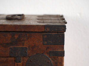 Caja Japonesa Antigua con Cajones y Herrajes de Hierro – Tansu Portátil – Periodo Meiji–Taishō (c.1880–1920)