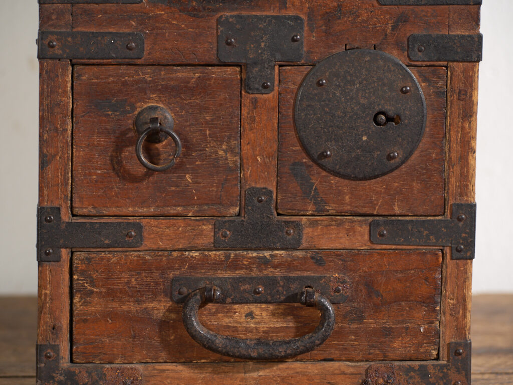 Caja Japonesa Antigua con Cajones y Herrajes de Hierro – Tansu Portátil – Periodo Meiji–Taishō (c.1880–1920)