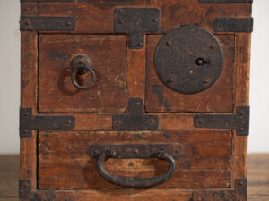 Caja Japonesa Antigua con Cajones y Herrajes de Hierro – Tansu Portátil – Periodo Meiji–Taishō (c.1880–1920)