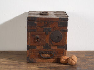 Caja Japonesa Antigua con Cajones y Herrajes de Hierro – Tansu Portátil – Periodo Meiji–Taishō (c.1880–1920)