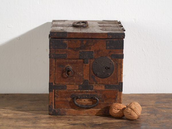 Coffret Japonais Ancien avec Tiroirs et Ferronnerie – Tansu Portable – Période Meiji–Taishō (c.1880–1920)
