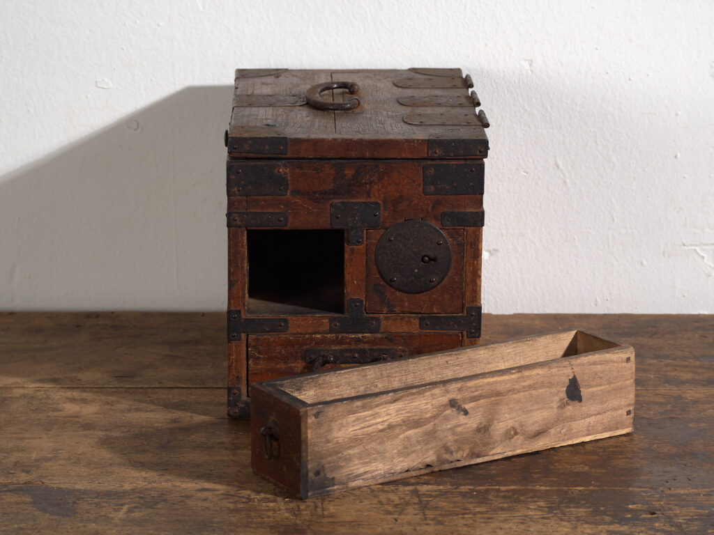 Caja Japonesa Antigua con Cajones y Herrajes de Hierro – Tansu Portátil – Periodo Meiji–Taishō (c.1880–1920)