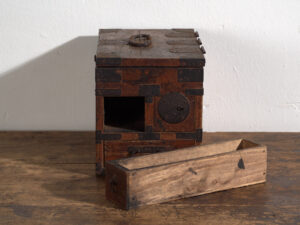 Caja Japonesa Antigua con Cajones y Herrajes de Hierro – Tansu Portátil – Periodo Meiji–Taishō (c.1880–1920)