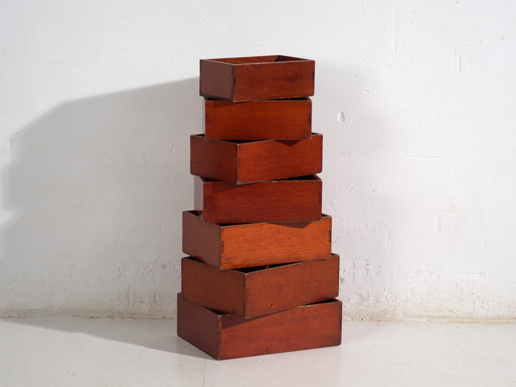 Cajas Japonesas Antiguas Apilables en Madera – Set de 7 – Periodo Taishō–Showa (c.1920–1950)