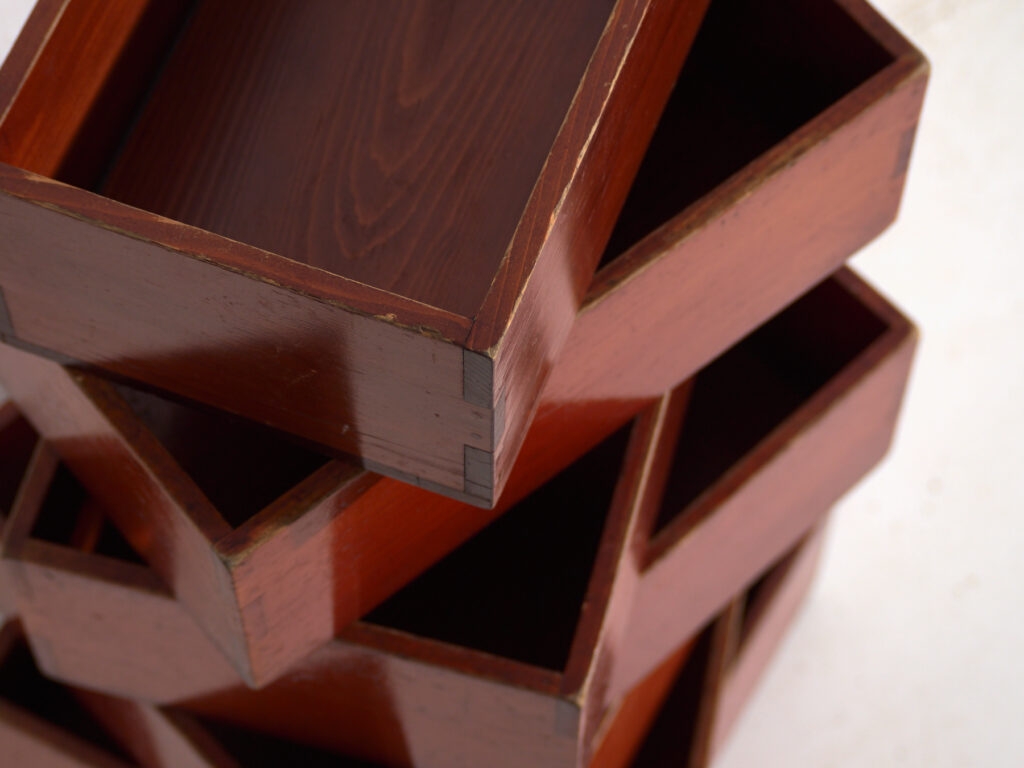 Cajas Japonesas Antiguas Apilables en Madera – Set de 7 – Periodo Taishō–Showa (c.1920–1950)
