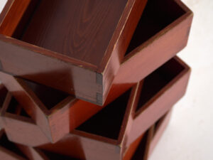 Cajas Japonesas Antiguas Apilables en Madera – Set de 7 – Periodo Taishō–Showa (c.1920–1950)