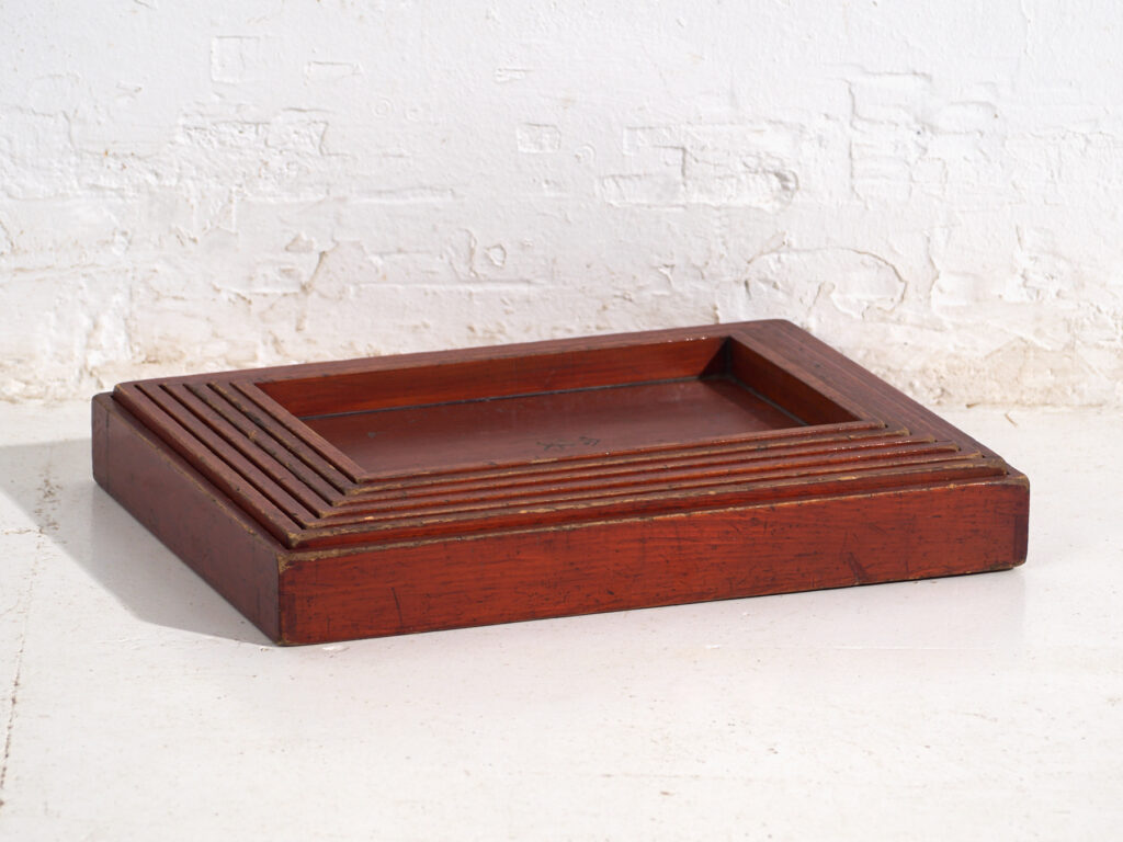 Bandejas Japonesas Antiguas Apilables en Madera Teñida – Periodo Taishō–Showa (c.1910–1940)