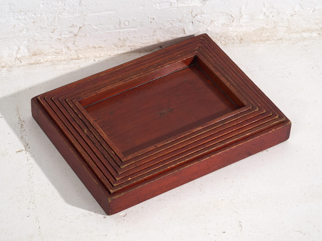 Bandejas Japonesas Antiguas Apilables en Madera Teñida – Periodo Taishō–Showa (c.1910–1940)
