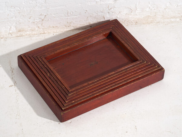Bandejas Japonesas Antiguas Apilables en Madera Teñida – Periodo Taishō–Showa (c.1910–1940)