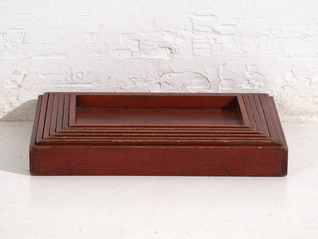 Bandejas Japonesas Antiguas Apilables en Madera Teñida – Periodo Taishō–Showa (c.1910–1940)