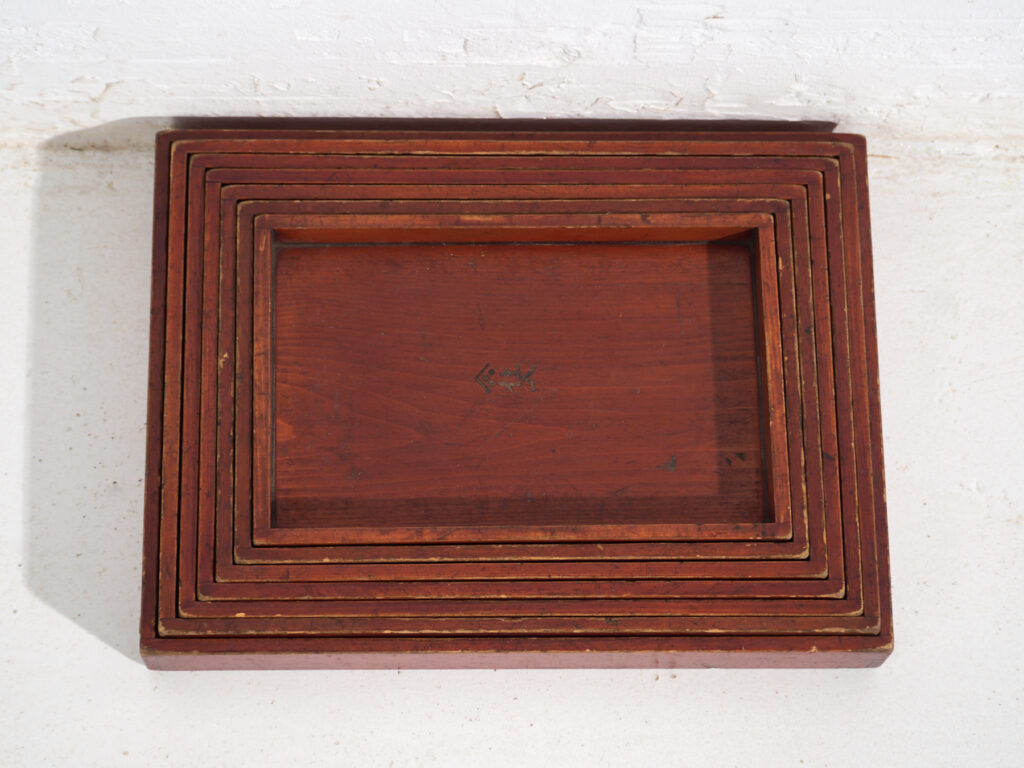 Bandejas Japonesas Antiguas Apilables en Madera Teñida – Periodo Taishō–Showa (c.1910–1940)