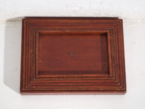 Bandejas Japonesas Antiguas Apilables en Madera Teñida – Periodo Taishō–Showa (c.1910–1940)