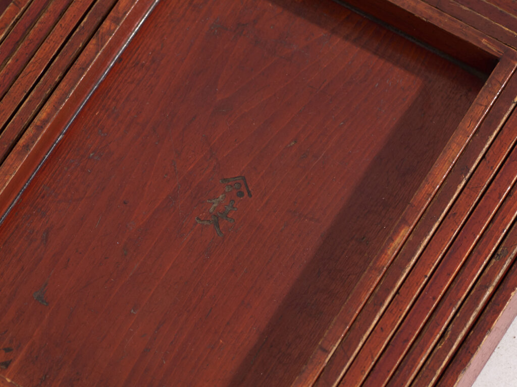 Bandejas Japonesas Antiguas Apilables en Madera Teñida – Periodo Taishō–Showa (c.1910–1940)