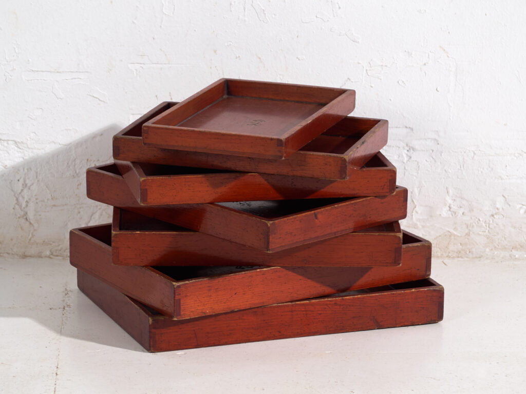 Bandejas Japonesas Antiguas Apilables en Madera Teñida – Periodo Taishō–Showa (c.1910–1940)
