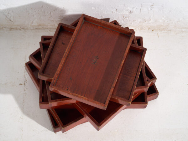Bandejas Japonesas Antiguas Apilables en Madera Teñida – Periodo Taishō–Showa (c.1910–1940)