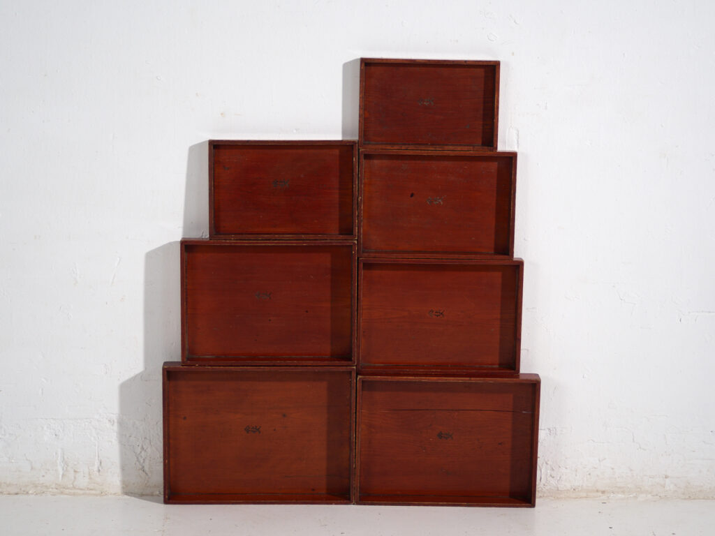 Bandejas Japonesas Antiguas Apilables en Madera Teñida – Periodo Taishō–Showa (c.1910–1940)