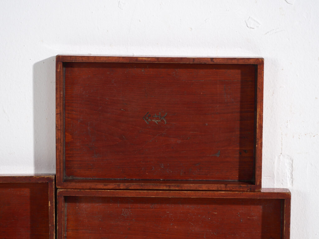 Bandejas Japonesas Antiguas Apilables en Madera Teñida – Periodo Taishō–Showa (c.1910–1940)