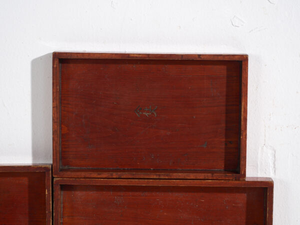 Bandejas Japonesas Antiguas Apilables en Madera Teñida – Periodo Taishō–Showa (c.1910–1940)