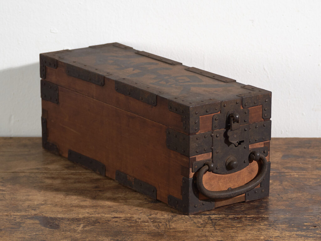 Caja Japonesa Antigua con Herrajes de Hierro y Cerradura – Periodo Meiji (c.1880–1910)
