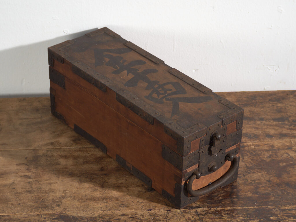 Caja Japonesa Antigua con Herrajes de Hierro y Cerradura – Periodo Meiji (c.1880–1910)