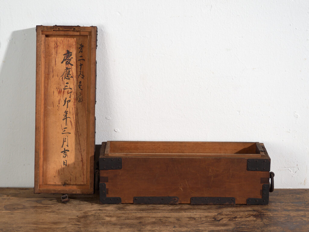 Caja Japonesa Antigua con Herrajes de Hierro y Cerradura – Periodo Meiji (c.1880–1910)