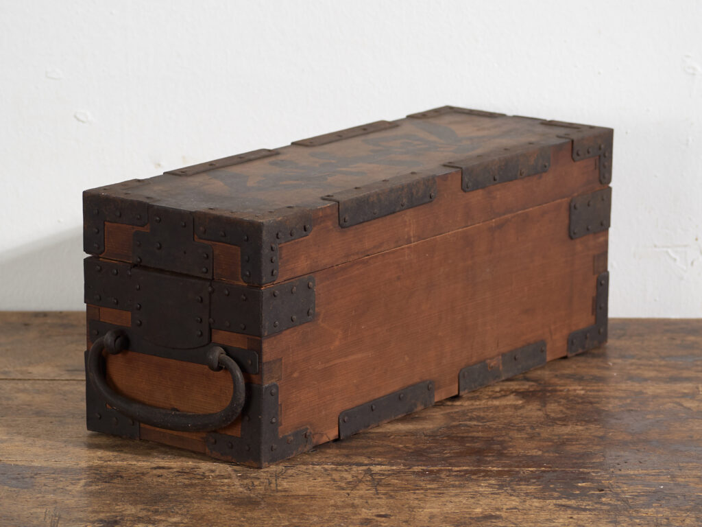 Caja Japonesa Antigua con Herrajes de Hierro y Cerradura – Periodo Meiji (c.1880–1910)