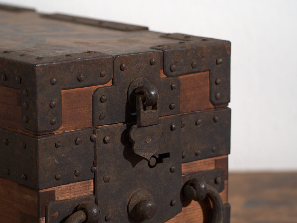 Caja Japonesa Antigua con Herrajes de Hierro y Cerradura – Periodo Meiji (c.1880–1910)