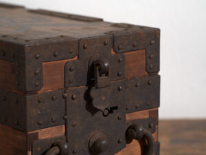 Caja Japonesa Antigua con Herrajes de Hierro y Cerradura – Periodo Meiji (c.1880–1910)