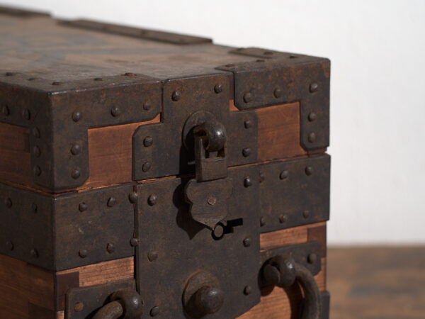 Caja Japonesa Antigua con Herrajes de Hierro y Cerradura – Periodo Meiji (c.1880–1910)