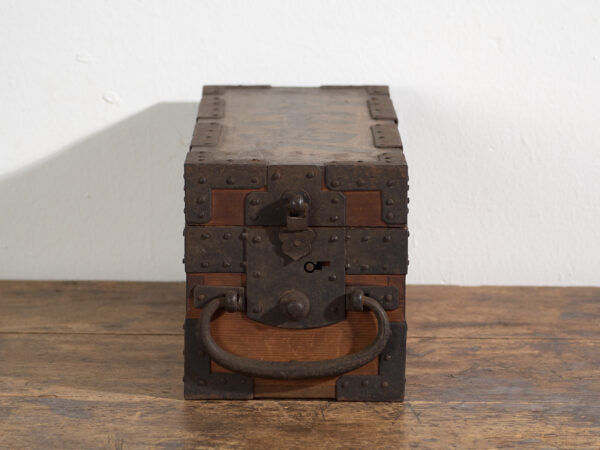 Caja Japonesa Antigua con Herrajes de Hierro y Cerradura – Periodo Meiji (c.1880–1910)