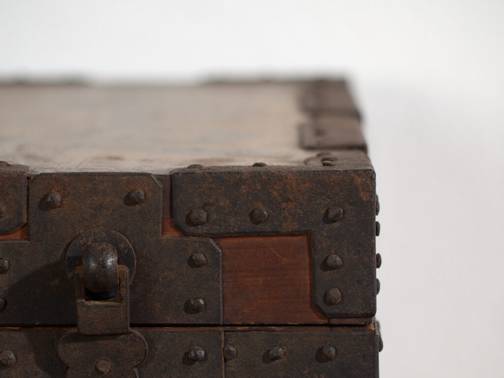 Caja Japonesa Antigua con Herrajes de Hierro y Cerradura – Periodo Meiji (c.1880–1910)