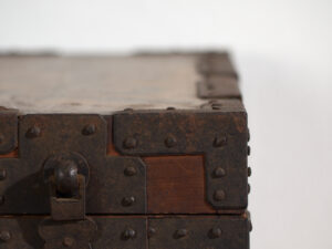 Caja Japonesa Antigua con Herrajes de Hierro y Cerradura – Periodo Meiji (c.1880–1910)