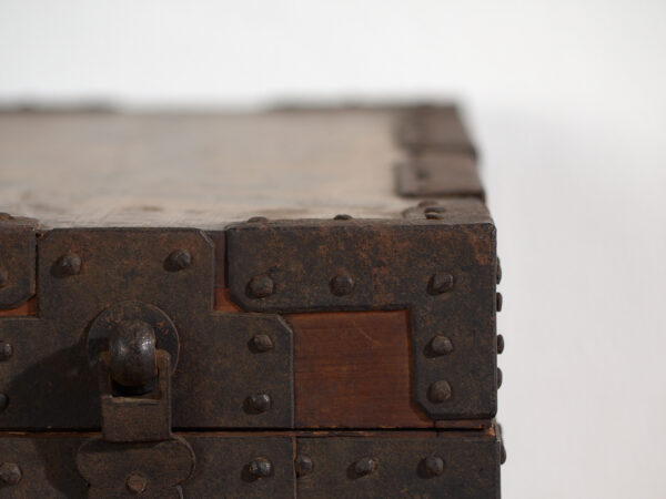 Caja Japonesa Antigua con Herrajes de Hierro y Cerradura – Periodo Meiji (c.1880–1910)