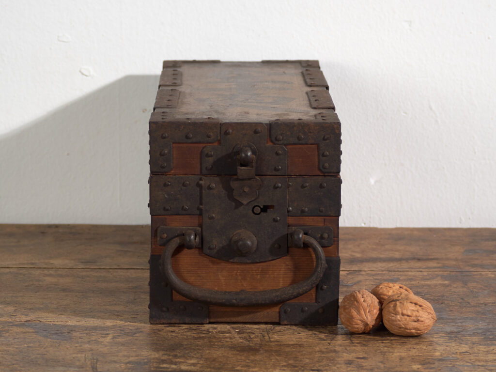 Caja Japonesa Antigua con Herrajes de Hierro y Cerradura – Periodo Meiji (c.1880–1910)