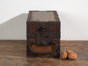 Caja Japonesa Antigua con Herrajes de Hierro y Cerradura – Periodo Meiji (c.1880–1910)