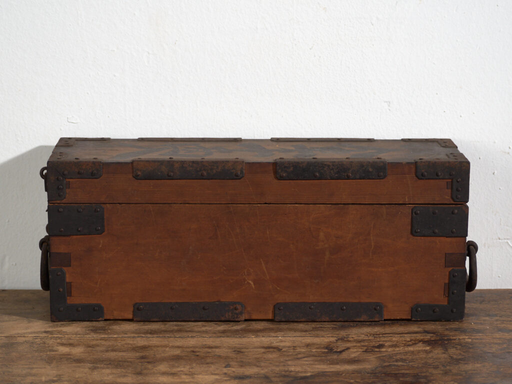 Caja Japonesa Antigua con Herrajes de Hierro y Cerradura – Periodo Meiji (c.1880–1910)