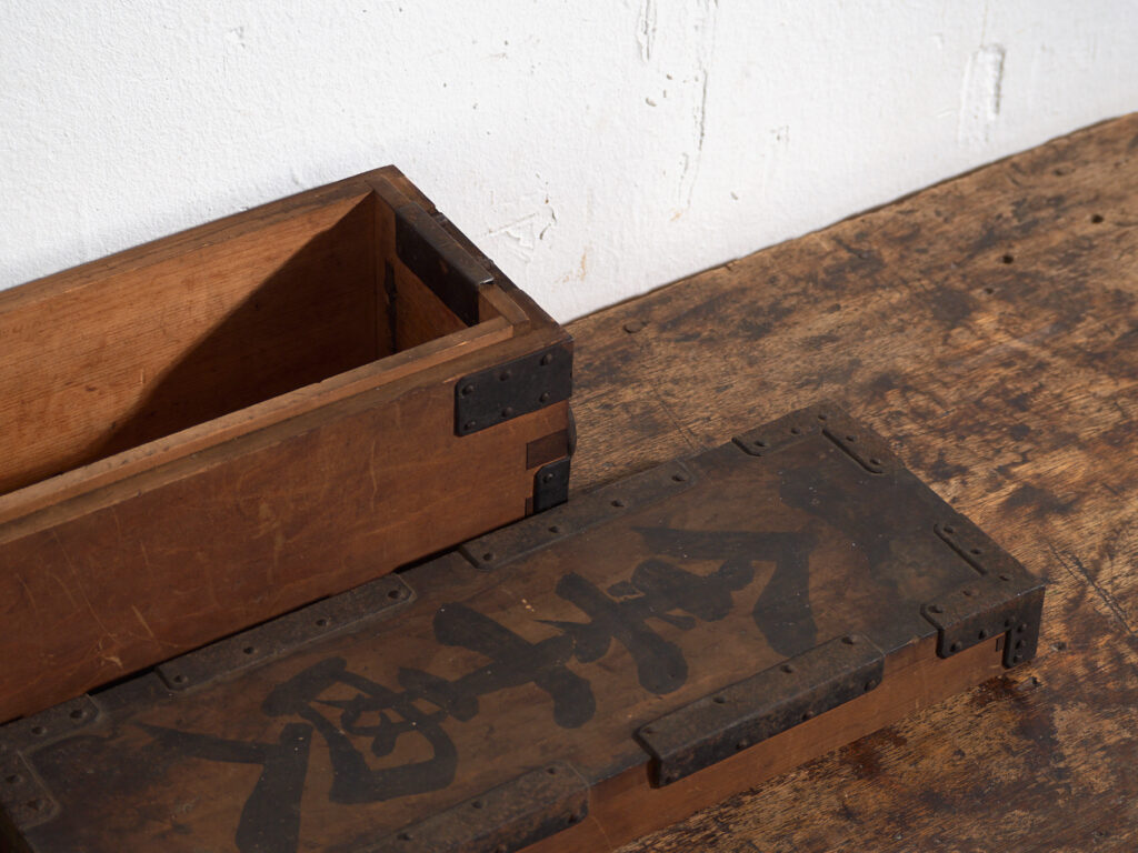 Caja Japonesa Antigua con Herrajes de Hierro y Cerradura – Periodo Meiji (c.1880–1910)