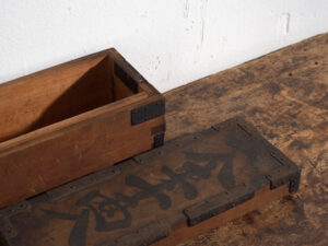 Caja Japonesa Antigua con Herrajes de Hierro y Cerradura – Periodo Meiji (c.1880–1910)