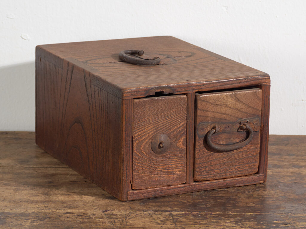 Caja Japonesa Antigua con Cajón en Madera – Periodo Meiji–Taishō (c.1890–1920)
