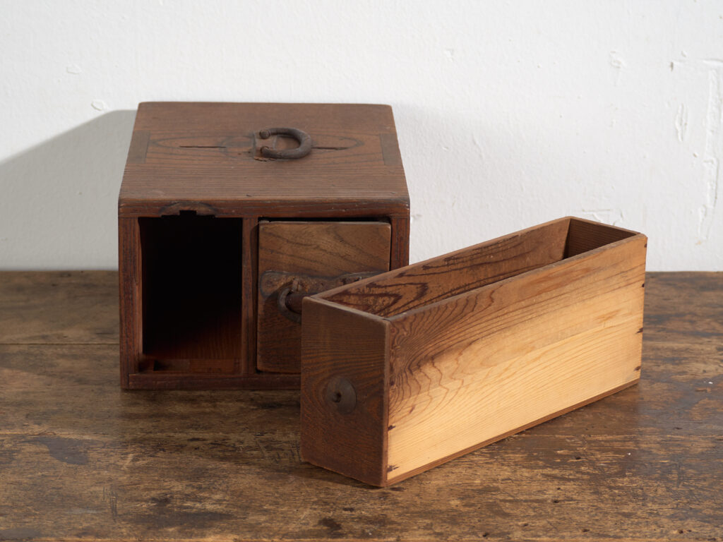 Caja Japonesa Antigua con Cajón en Madera – Periodo Meiji–Taishō (c.1890–1920)
