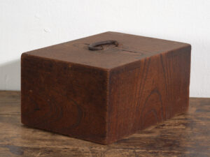 Caja Japonesa Antigua con Cajón en Madera – Periodo Meiji–Taishō (c.1890–1920)