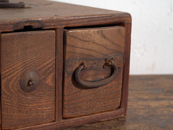 Caja Japonesa Antigua con Cajón en Madera – Periodo Meiji–Taishō (c.1890–1920)