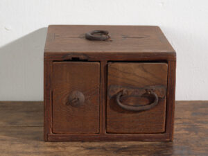 Caja Japonesa Antigua con Cajón en Madera – Periodo Meiji–Taishō (c.1890–1920)