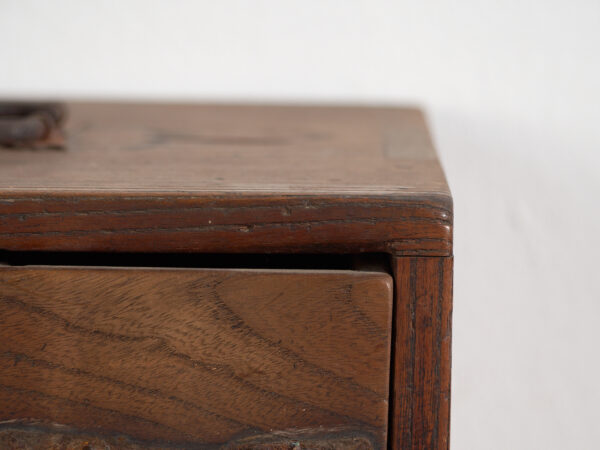 Caja Japonesa Antigua con Cajón en Madera – Periodo Meiji–Taishō (c.1890–1920)