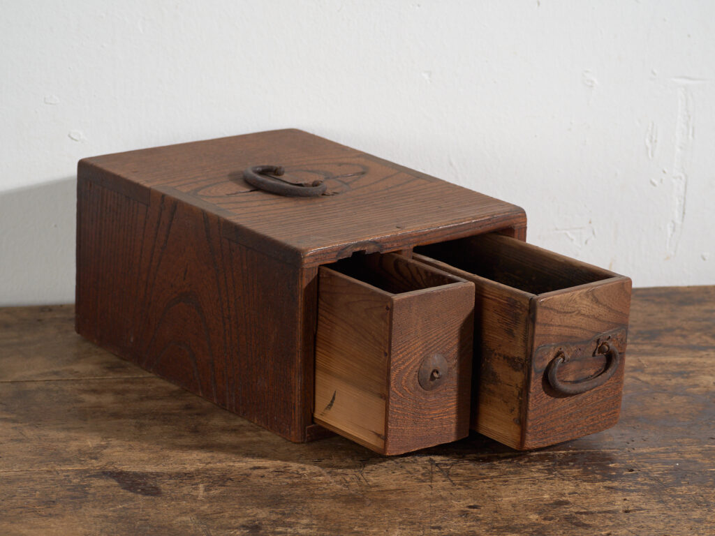 Caja Japonesa Antigua con Cajón en Madera – Periodo Meiji–Taishō (c.1890–1920)