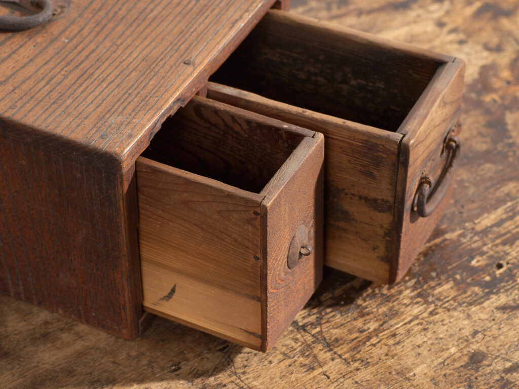 Caja Japonesa Antigua con Cajón en Madera – Periodo Meiji–Taishō (c.1890–1920)